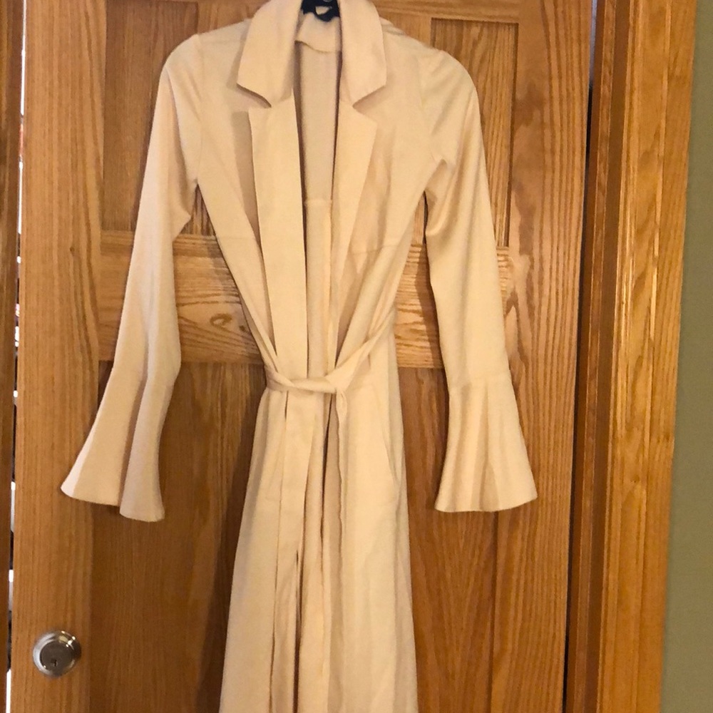 Beautiful long and light coat!
